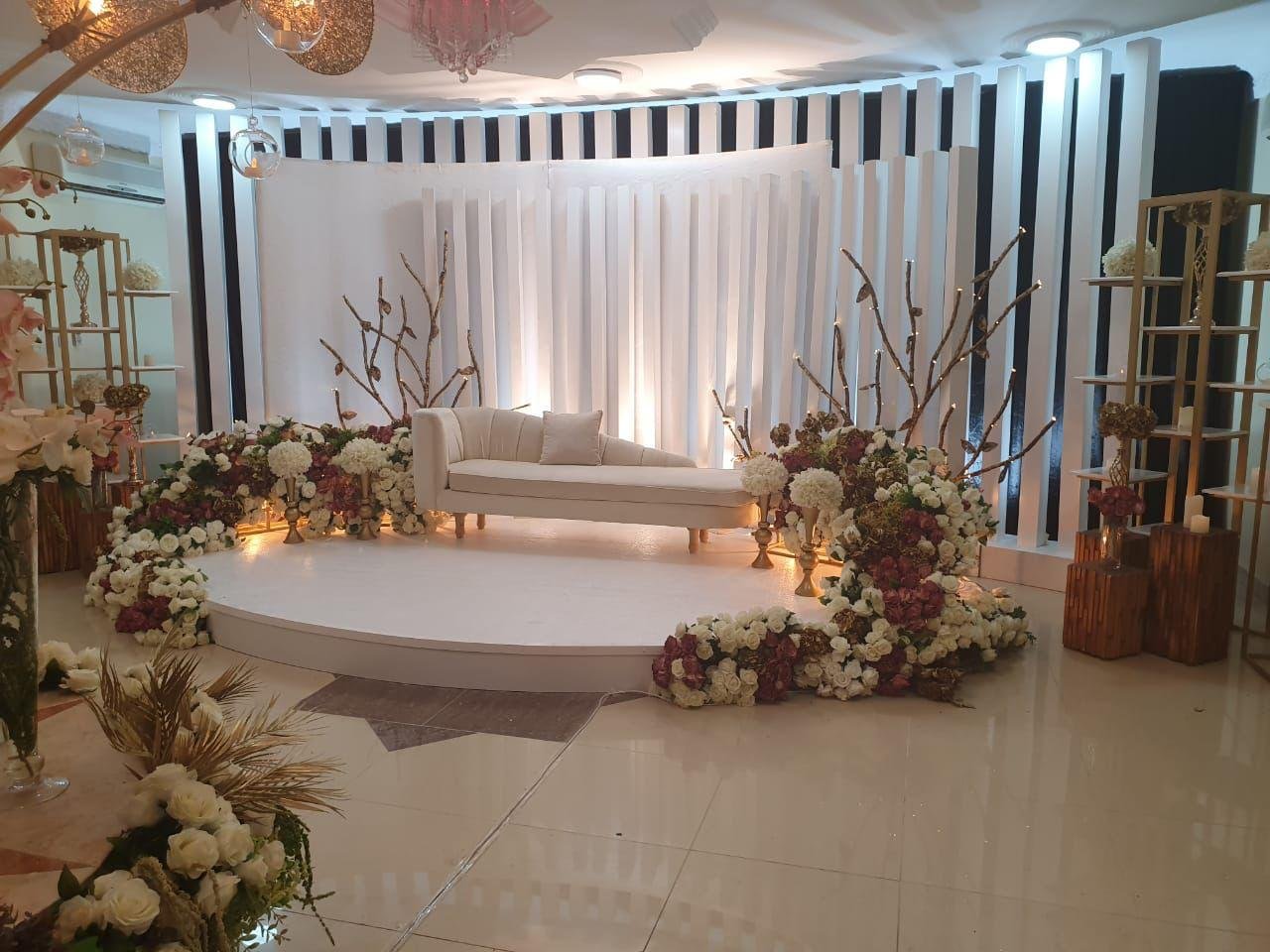 
                        ديليزيا العين -    كوشات  اعراس فخمة   | أفكار كوشات  اعراس فخمة | تصاميم كوشات |   ديكور  كوشات  ورد طبيعي 

                        كوشة اعراس  اريكة بيضاء    مزينة بورود   زهرية و بيضاء  مع إضاءة  تُضفي أجواء رومانسية